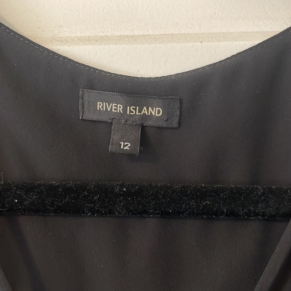 Beautiful sleeveless black low-cut blouse - Picture 3 of 4